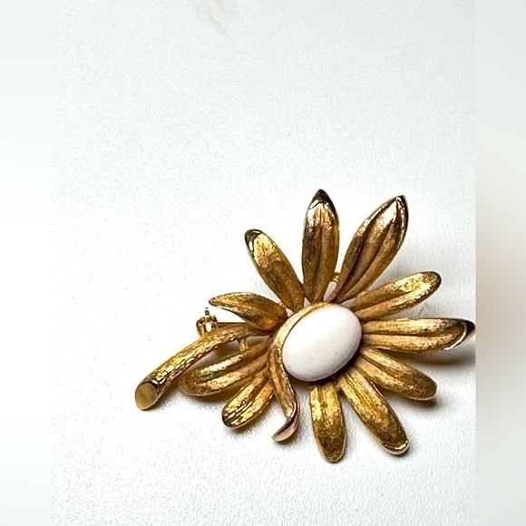 VTG Crown Robert Mandle Brooch Pin Flower Faux Pearl Brushed Gold Tone 0655 P - Picture 1 of 11